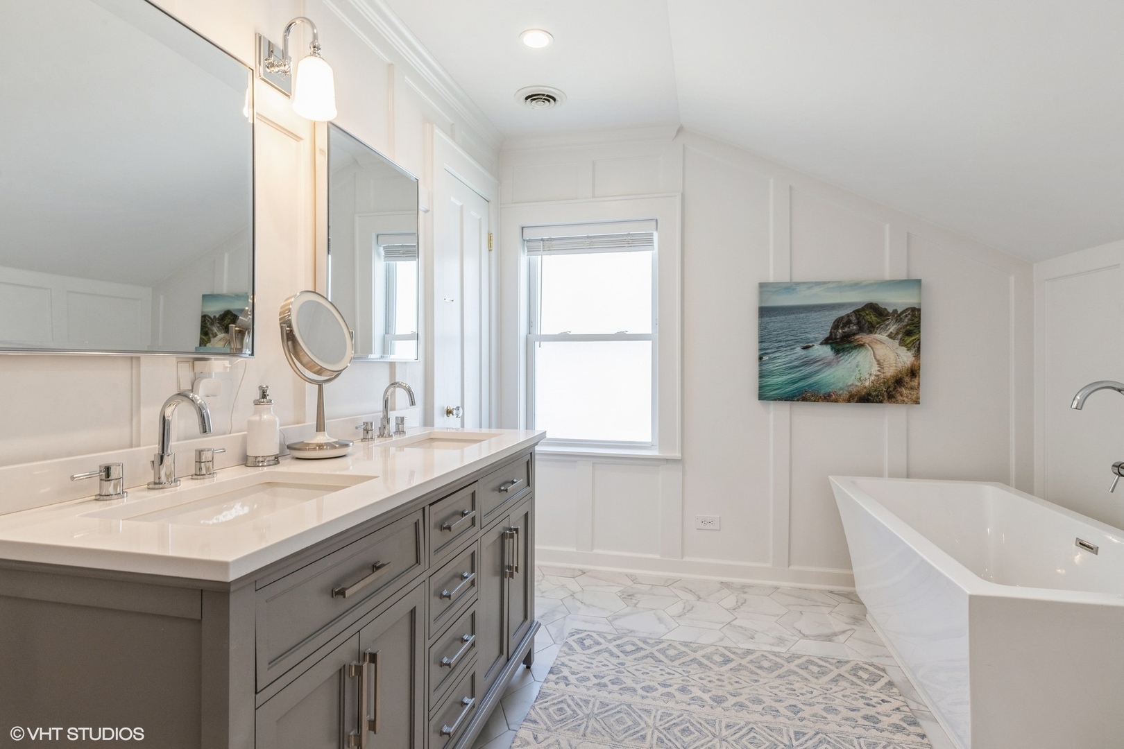 613 South Prospect Avenue Park Ridge, IL 60068 - Photo 13 of 29 a bathroom with a tub sink and mirror