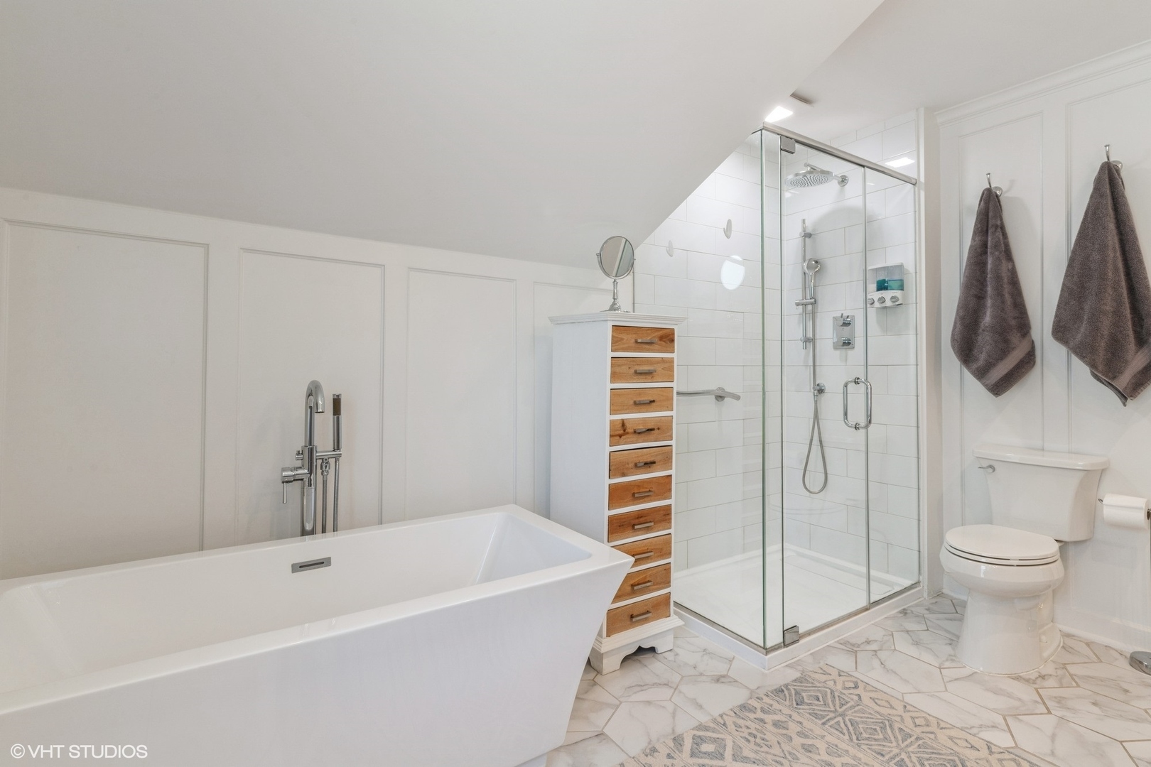 613 South Prospect Avenue Park Ridge, IL 60068 - Photo 14 of 29 a bathroom with a shower a toilet and a tub