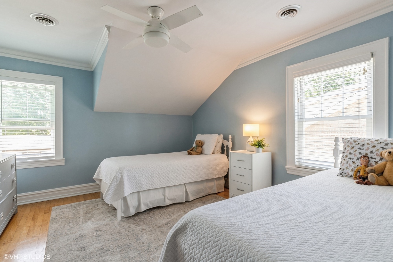 613 South Prospect Avenue Park Ridge, IL 60068 - Photo 16 of 29 a bedroom with two beds and a window