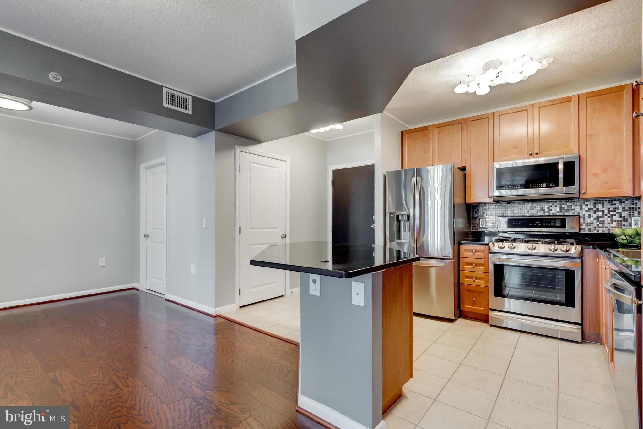 851 North Glebe Road, Unit 1020 Arlington, VA 22203 - Photo 12 of 52 Kitchen & Dining