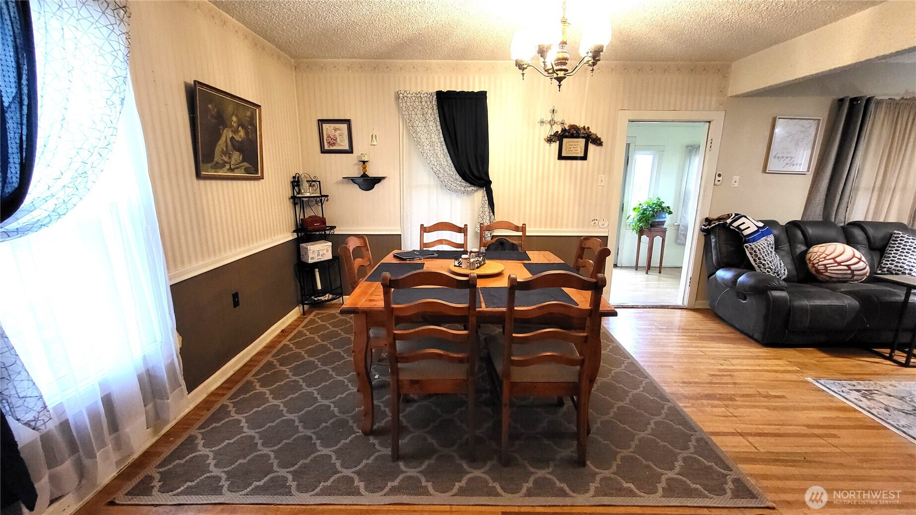1113 South County Road Warden, WA 98857 - Photo 14 of 40 a living room with furniture a flat screen tv and a table