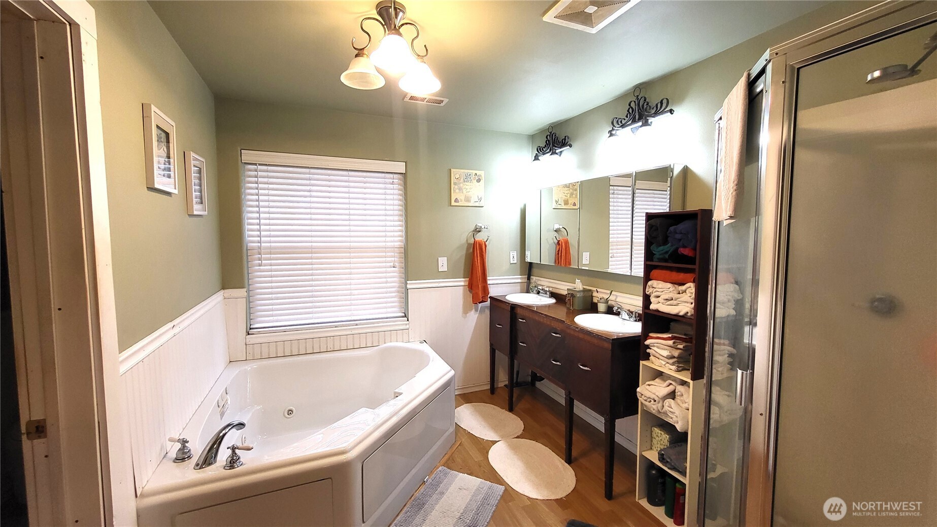 1113 South County Road Warden, WA 98857 - Photo 29 of 40 a bathroom with a tub sink and mirror
