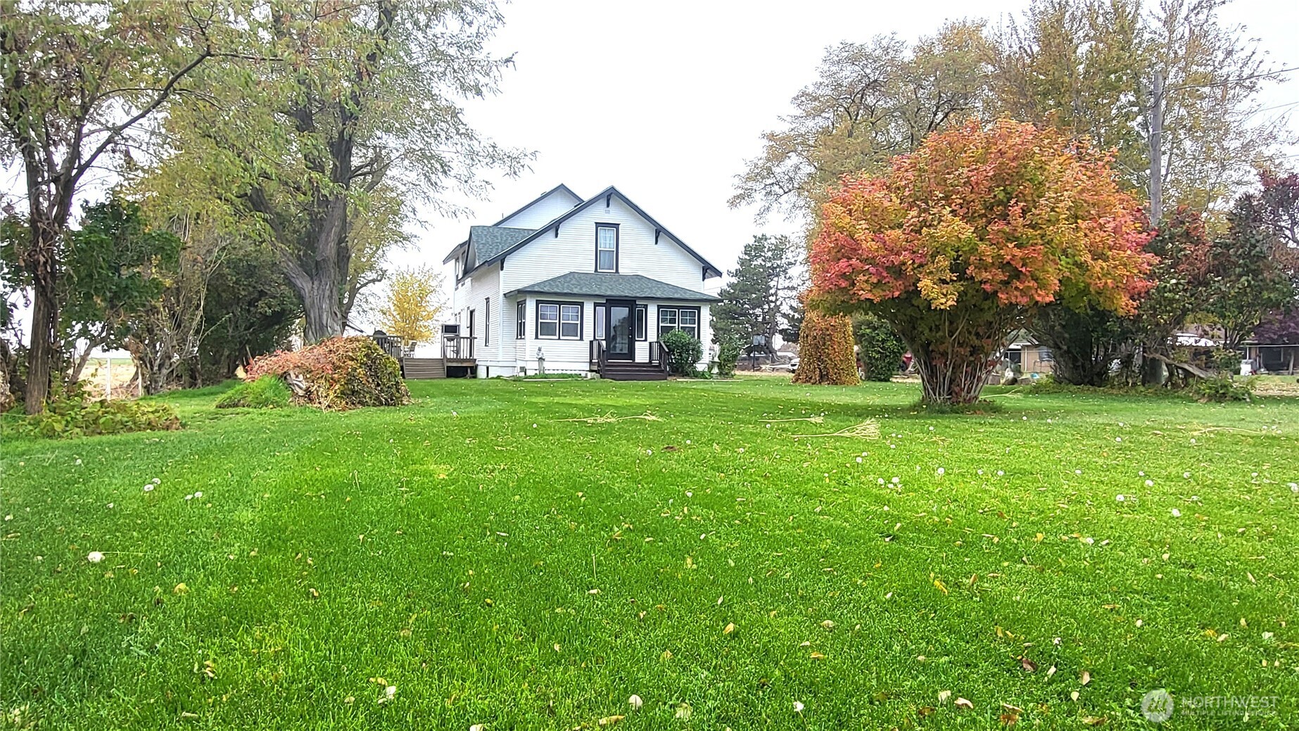 1113 South County Road Warden, WA 98857 - Photo 6 of 40 a front view of a house with garden