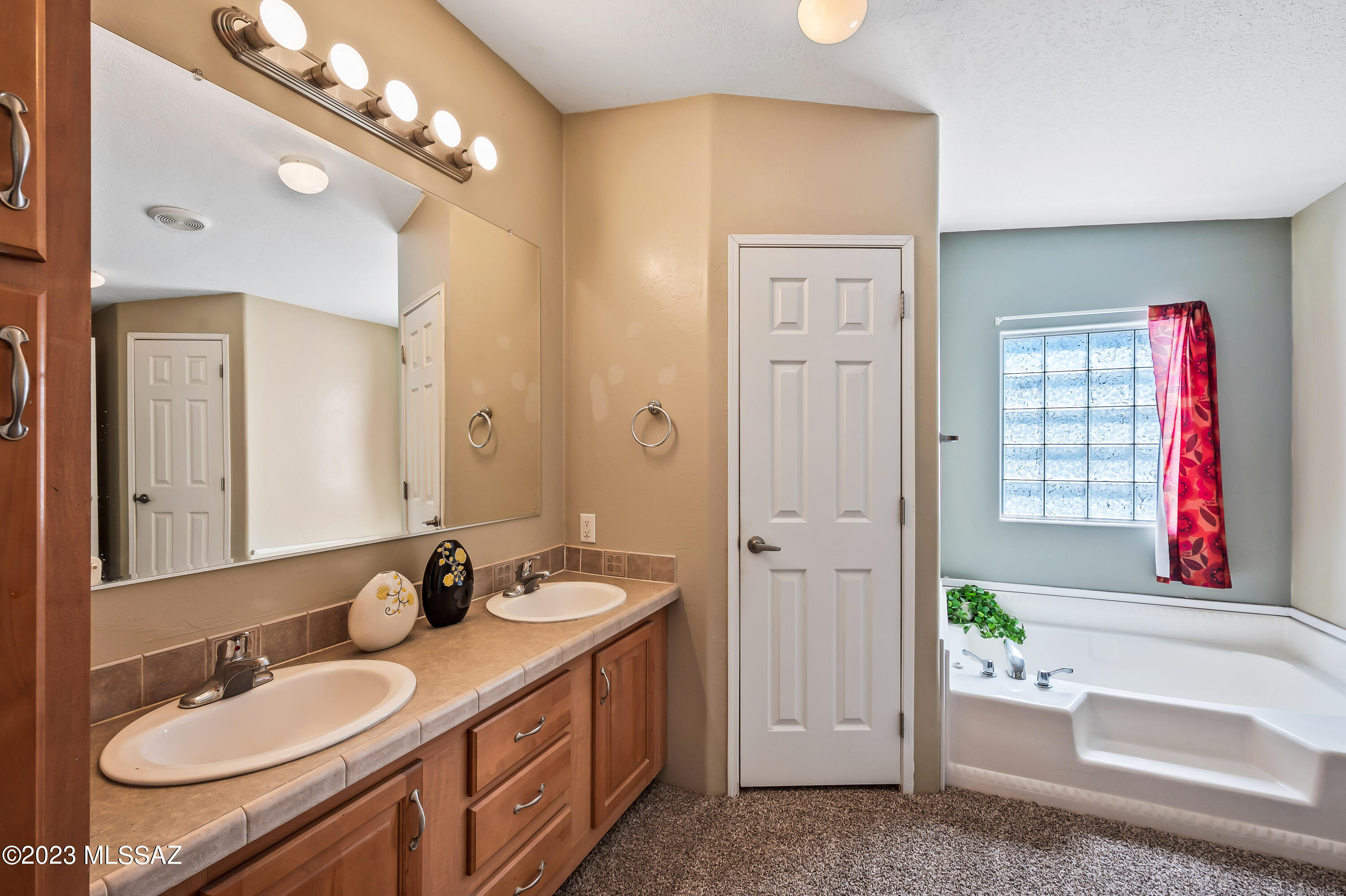 16915 West Sharps Road Marana, AZ 85653 - Photo 27 of 42 18-Primary Bathroom