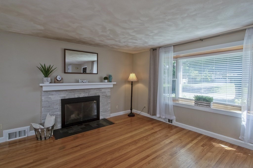 120 Dayton Street Springfield, MA 01118 - Photo 5 of 41 Gallery Image 5