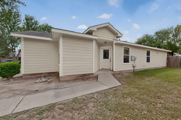 $1,800 | 13124 Maidenhair Trail, Elgin, TX 78621