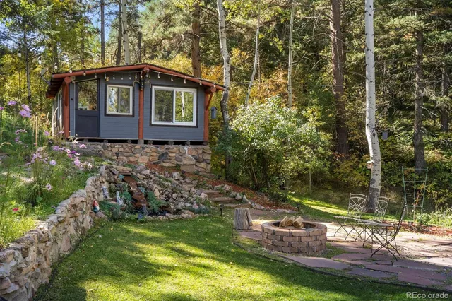 a view of a house with a yard