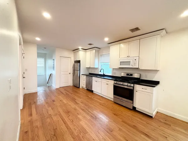 $3,900 | 156 Bow Street, Unit 2, Everett, MA 02149