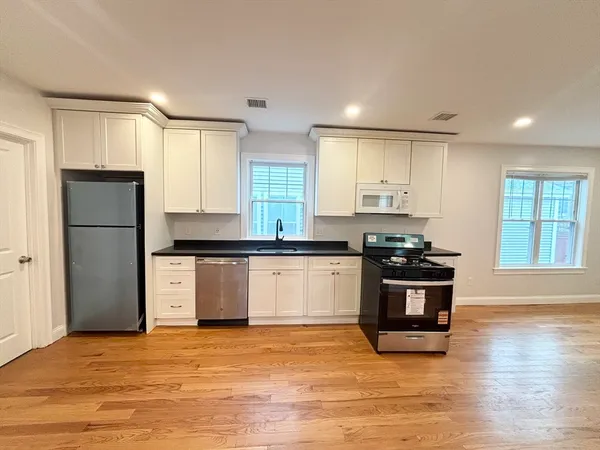 $3,600 | 156 Bow Street, Unit 2, Everett, MA 02149