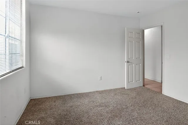 a view of fireplace with washer and dryer