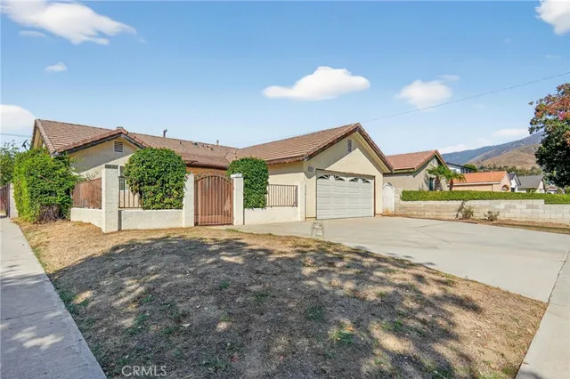 a view of an house with backyard and a tree