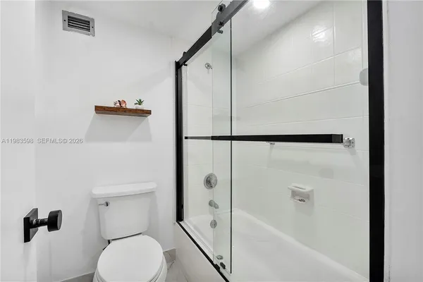 $3,700 | 6039 Collins Avenue, Unit 934, Miami Beach, FL 33140
