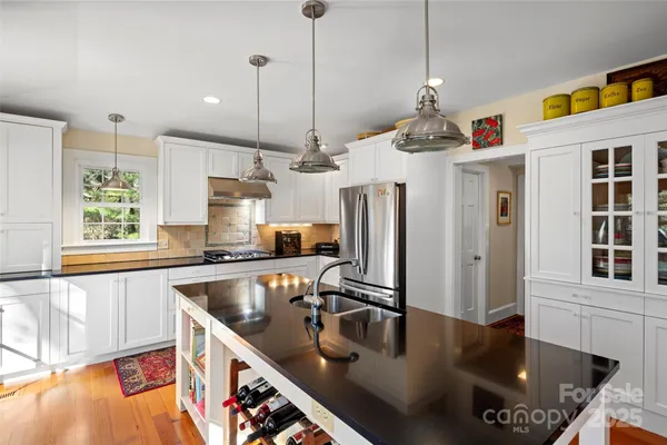$1,000,000 | 35 Towhee Lane, Saluda, NC 28773