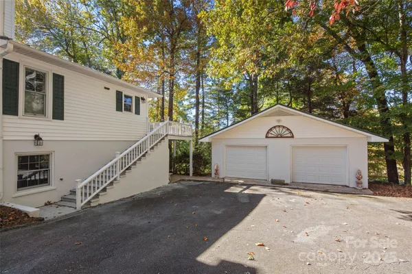 $1,000,000 | 35 Towhee Lane, Saluda, NC 28773
