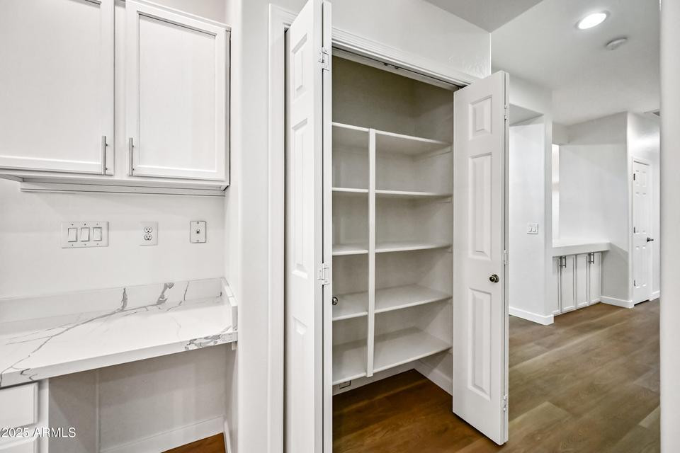 865 South Oak Street Gilbert, AZ 85233 - Photo 12 of 27 a view of cabinets and window