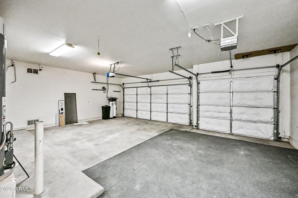 865 South Oak Street Gilbert, AZ 85233 - Photo 24 of 27 a view of a garage