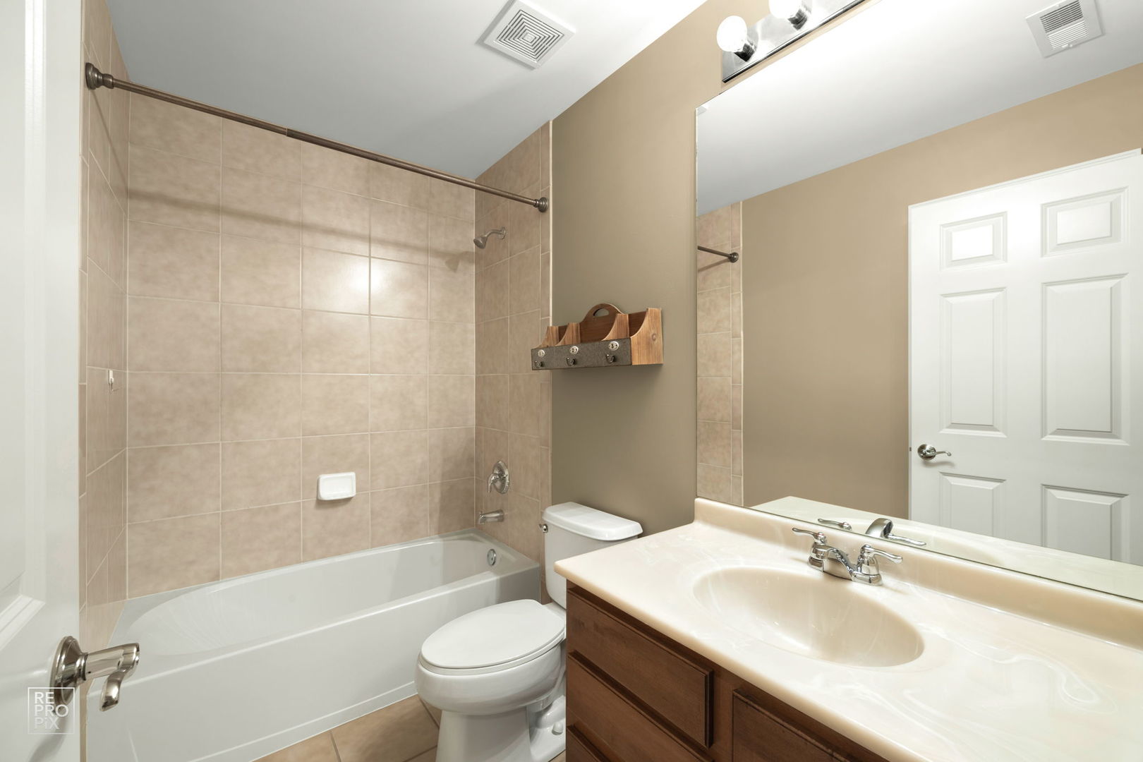 259 Aspen Pointe Road, Unit B Vernon Hills, IL 60061 - Photo 11 of 13 a bathroom with a sink toilet tub and shower