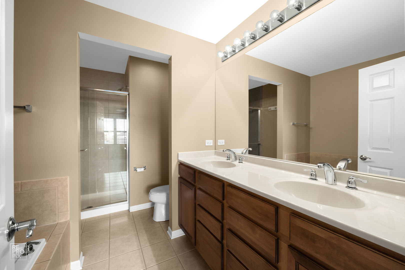 259 Aspen Pointe Road, Unit B Vernon Hills, IL 60061 - Photo 9 of 13 a bathroom with a double vanity sink and a mirror