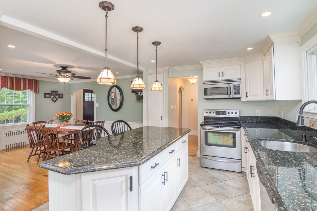 992 Brook Road Milton, MA 02186 - Photo 5 of 25