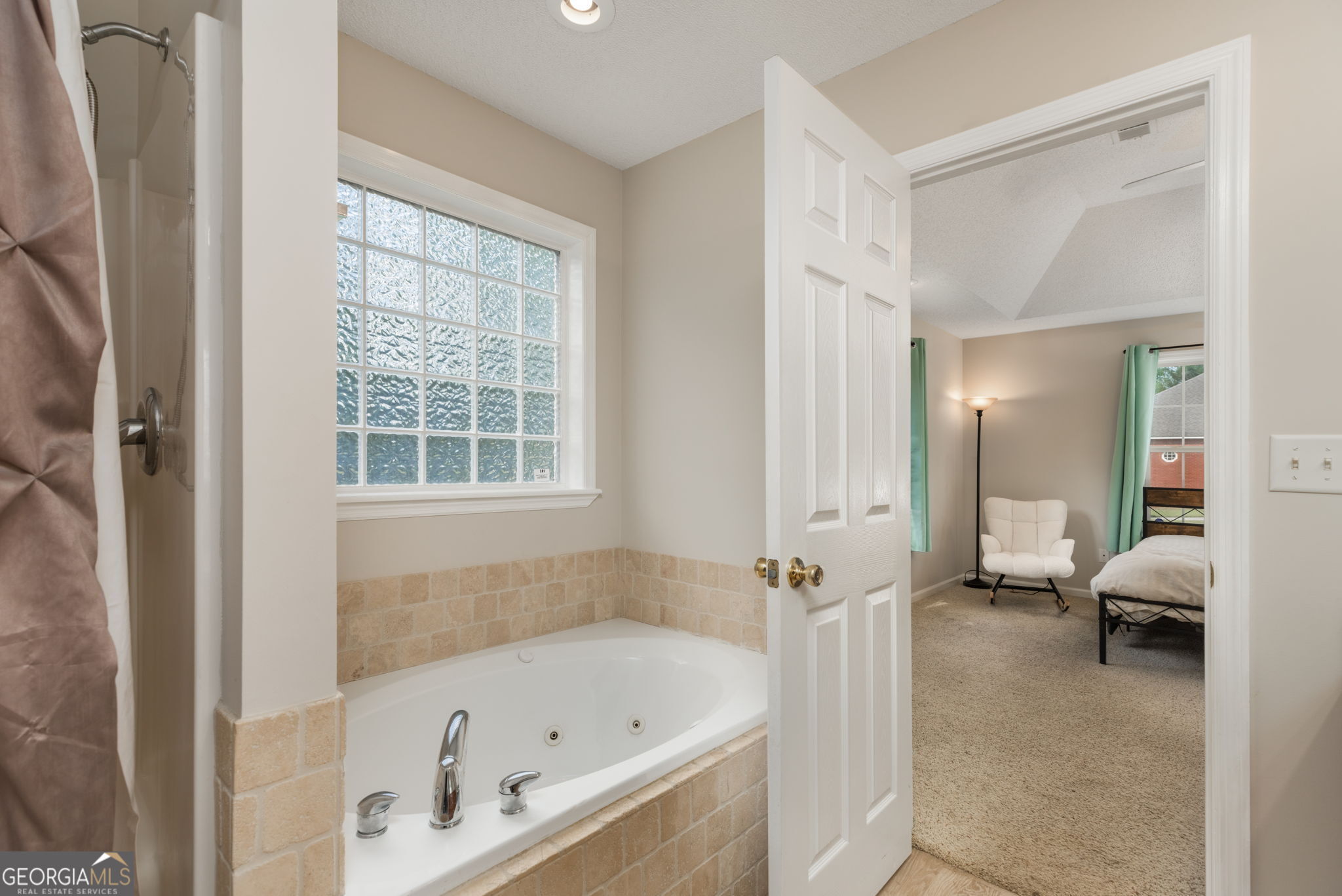 543 Pointe W Drive Dublin, GA 31021 - Photo 22 of 37 a bathroom with a bathtub and a shower