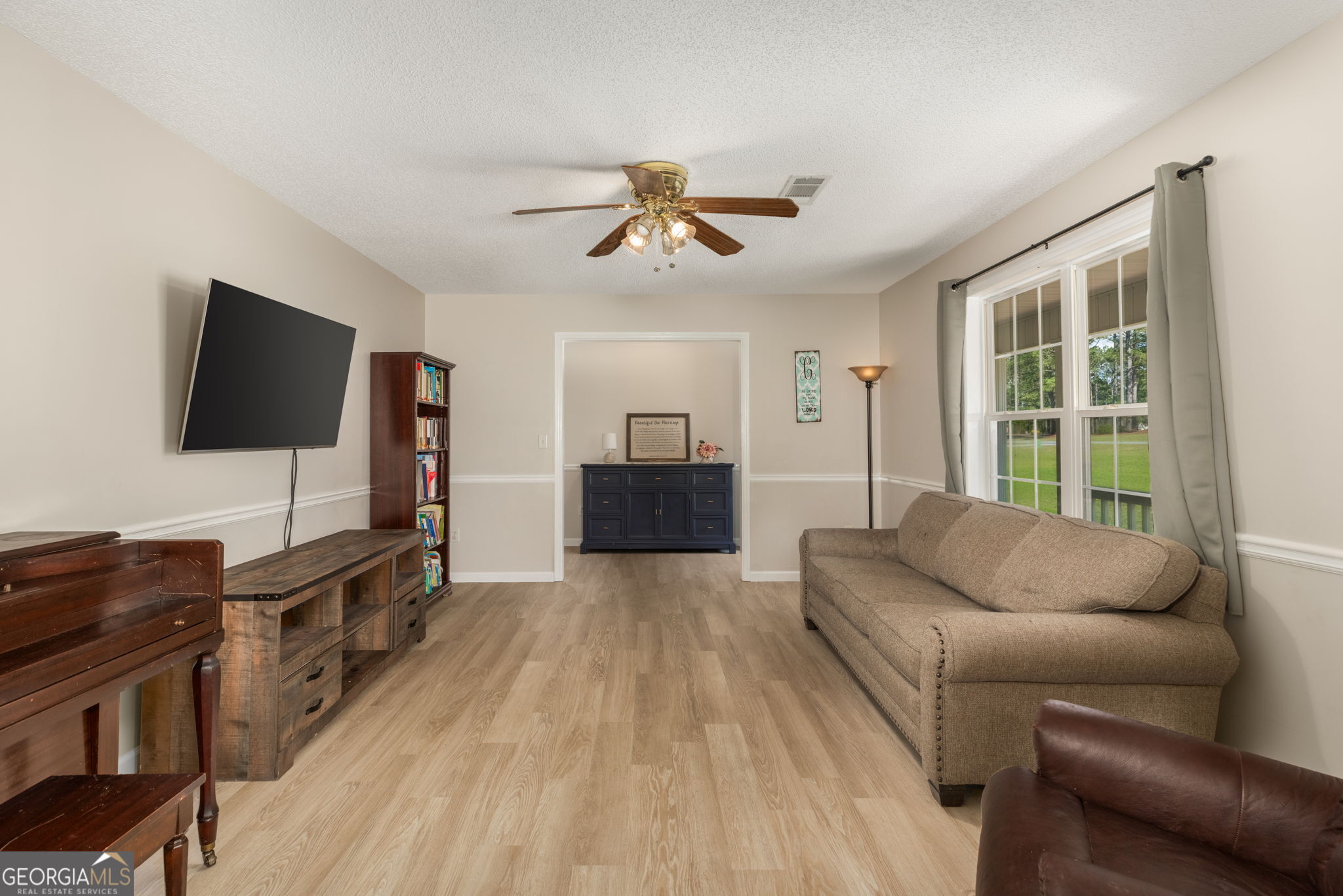 543 Pointe W Drive Dublin, GA 31021 - Photo 7 of 37 a living room with furniture and a flat screen tv
