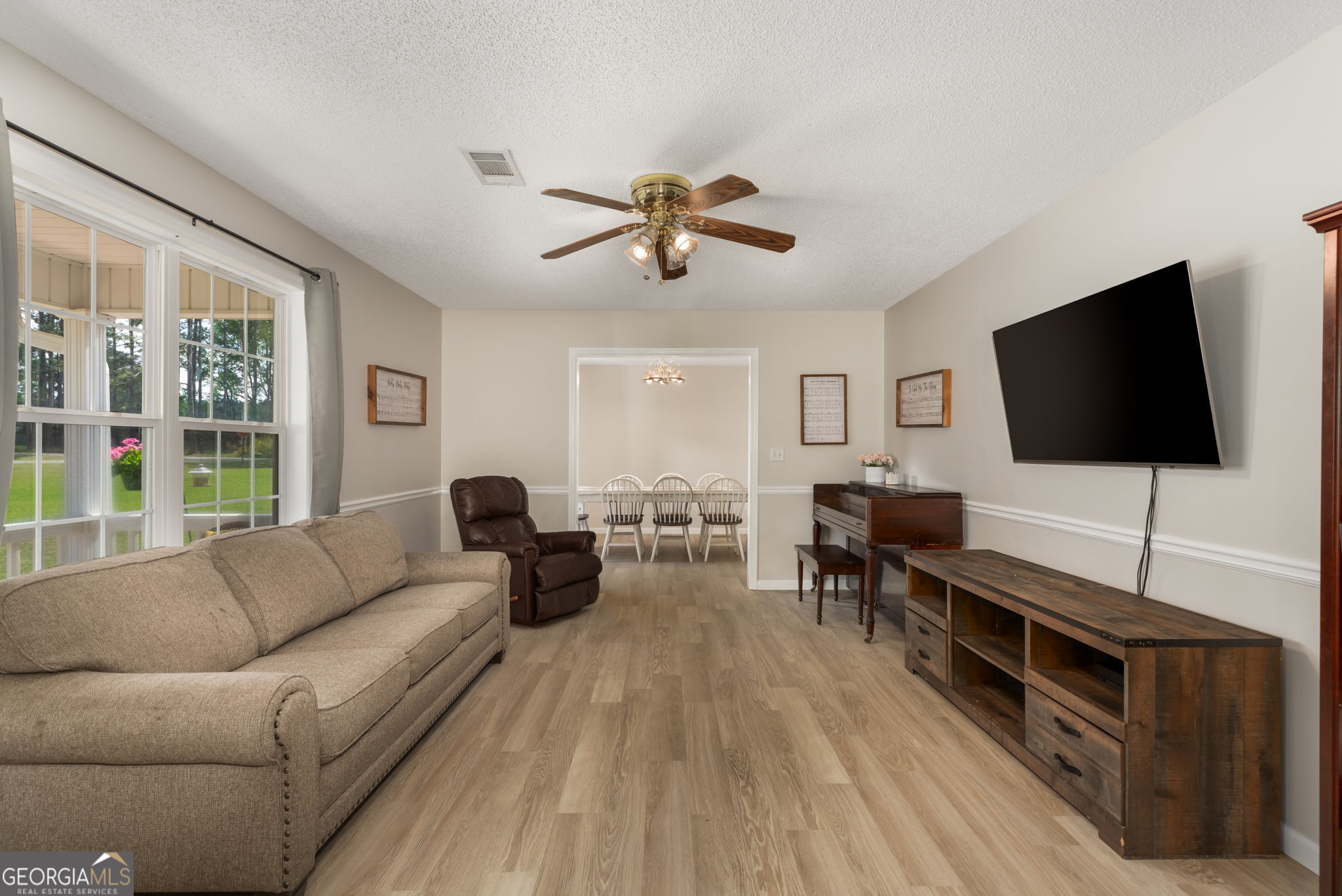 543 Pointe W Drive Dublin, GA 31021 - Photo 8 of 37 a living room with furniture and a flat screen tv
