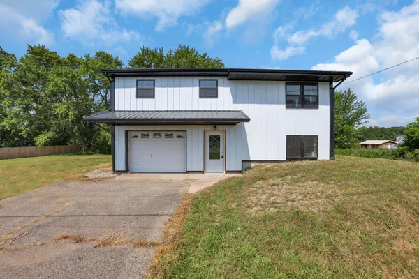 $299,900 | 26563 Tarlton Adelphi Road, Laurelville, OH 43135