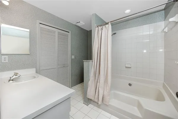 $1,800 | 2411 Bentley Drive, Unit 2411, Palm Harbor, FL 34684