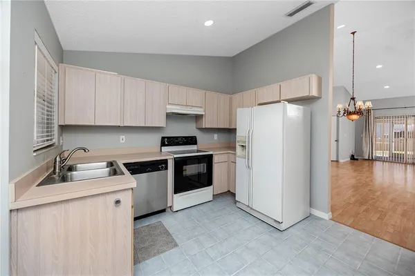 $1,800 | 2411 Bentley Drive, Unit 2411, Palm Harbor, FL 34684