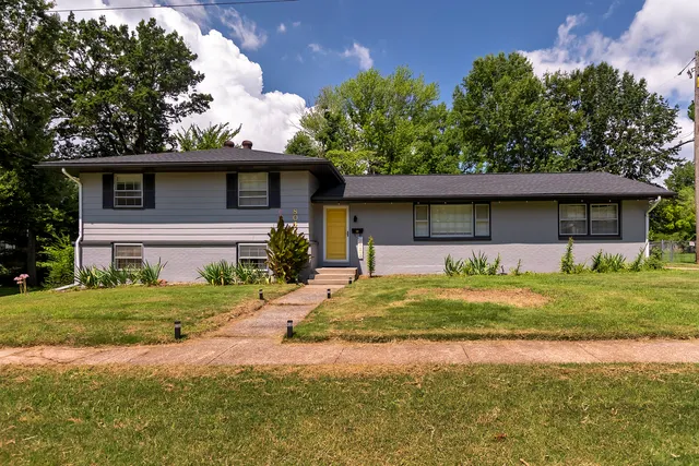 $179,900 | 804 South Valley Road, Carbondale, IL 62901