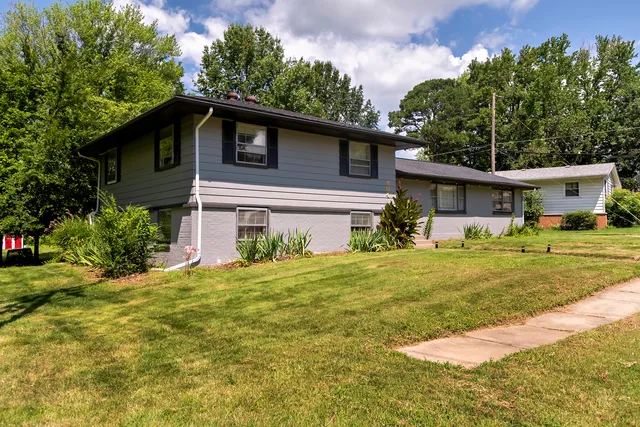 $179,900 | 804 South Valley Road, Carbondale, IL 62901