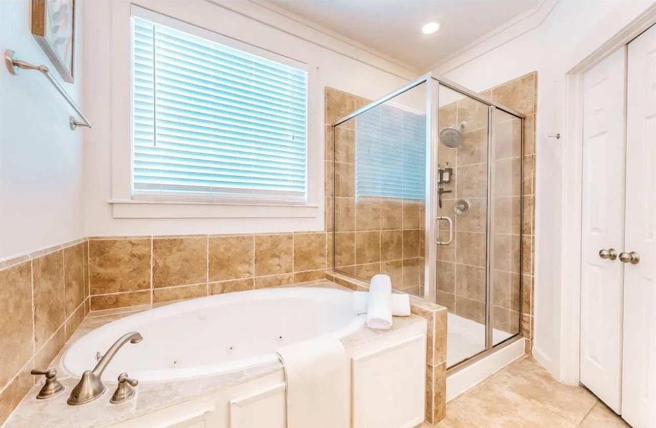 5303 Nett Street, Unit A Houston, TX 77007 - Photo 14 of 23 a bathroom with a tub and a sink
