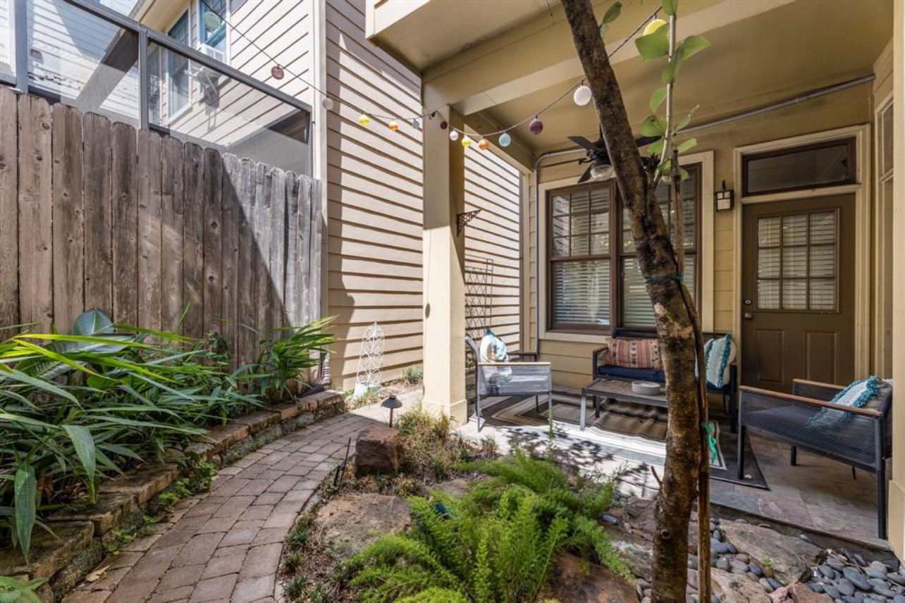 5303 Nett Street, Unit A Houston, TX 77007 - Photo 18 of 23 a backyard of a house with chairs