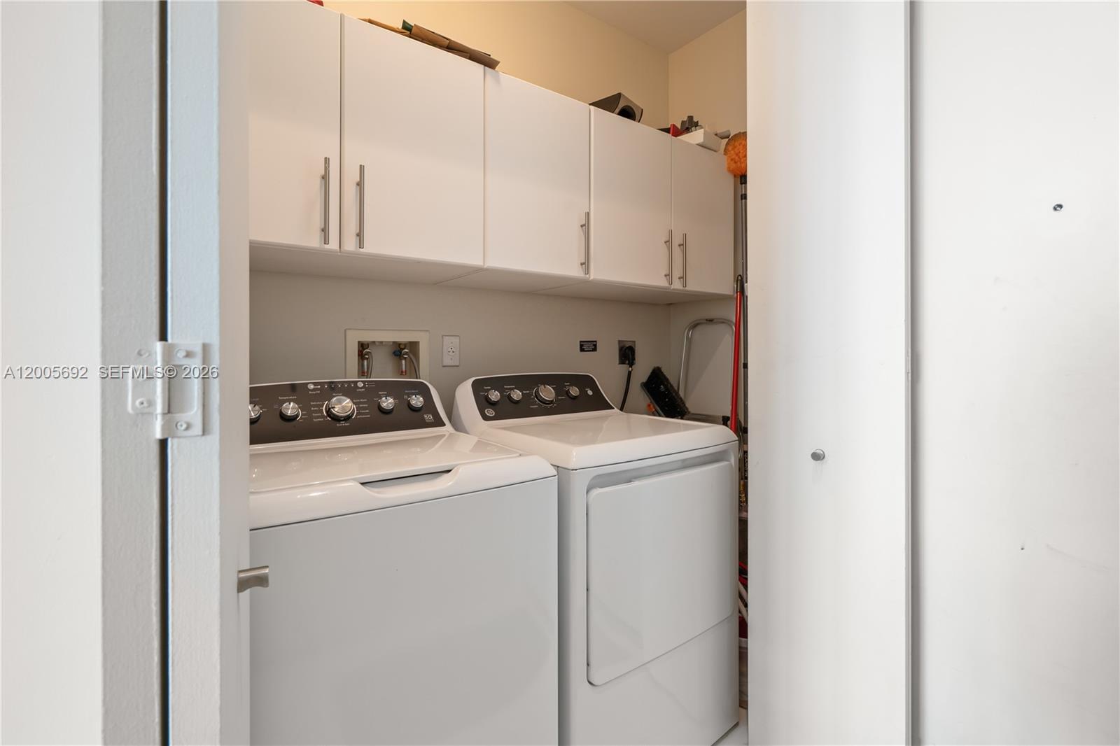 900 Brickell Key Boulevard, Unit 3002 Miami, FL 33131 - Photo 38 of 47 a utility room with dryer and washer