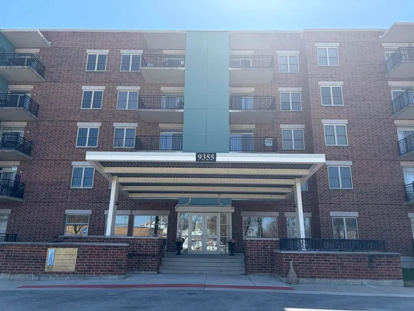 $259,900 | 9355 Irving Park Road, Unit 402, Schiller Park, IL 60176