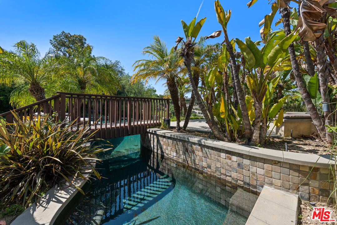 13947 Durham Road Beverly Hills, CA 90210 - Photo 40 of 46 a view of a balcony with wooden fence and floor
