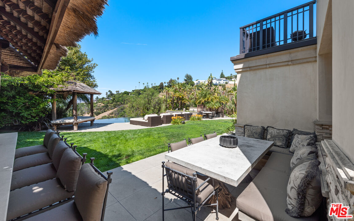 13947 Durham Road Beverly Hills, CA 90210 - Photo 43 of 46 a view of an outdoor sitting space