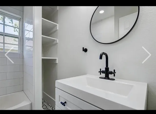 a view of a house with backyard and tree