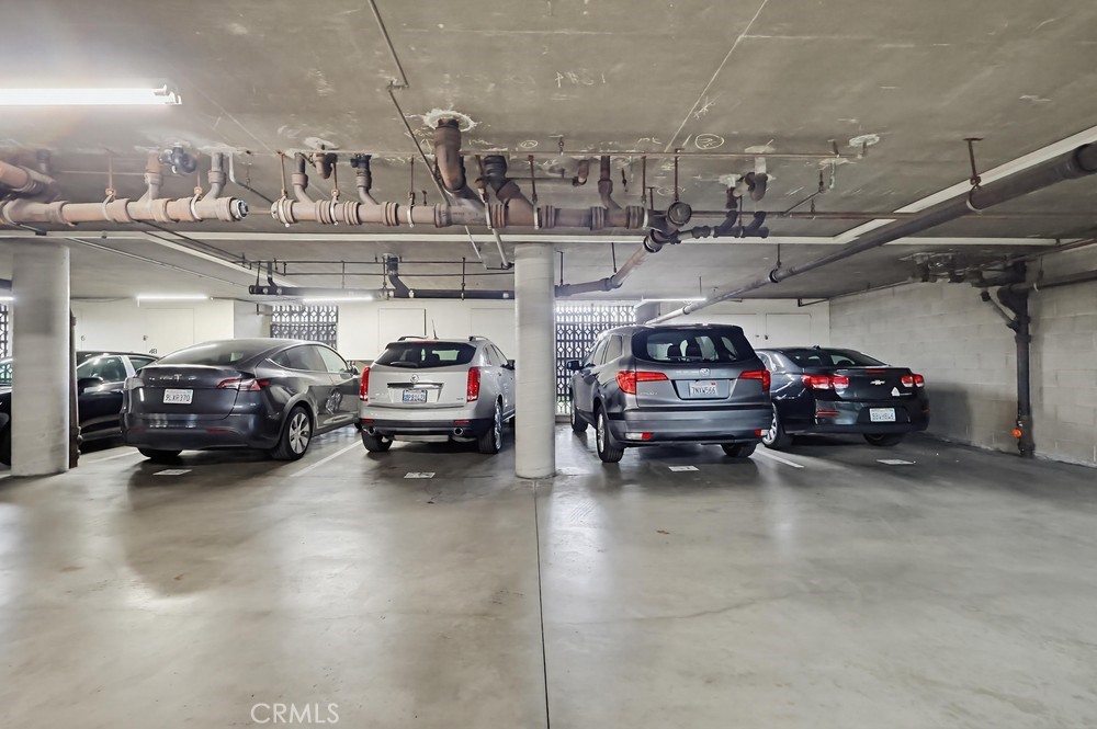 1187 East 3rd Street, Unit 210 Long Beach, CA 90802 - Photo 9 of 10 Garage