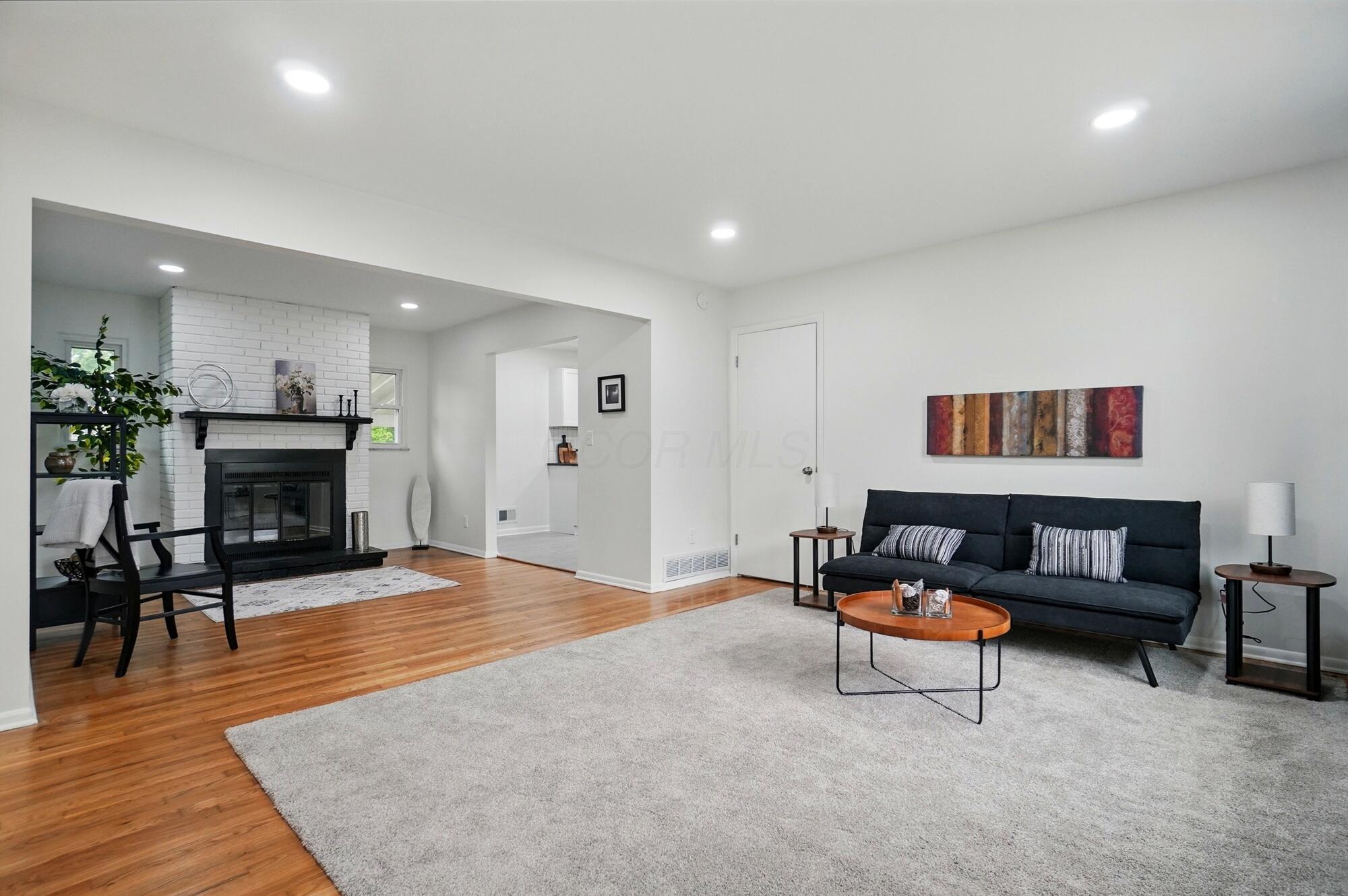 1105 Fordham Road Columbus, OH 43224 - Photo 5 of 52 Living Room