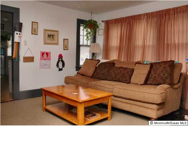 806 Rue Avenue Point Pleasant, NJ 08742 - Photo 3 of 3 a living room with furniture and window