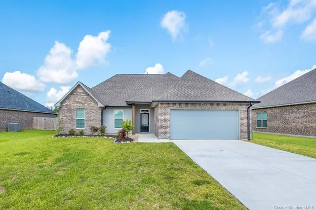 $1,950 | 1777 Browning Rd Lake, Lake Charles, LA 70611