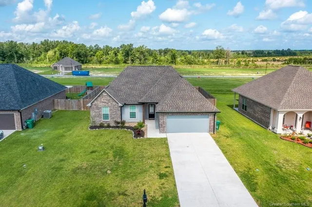 $1,950 | 1777 Browning Rd Lake, Lake Charles, LA 70611