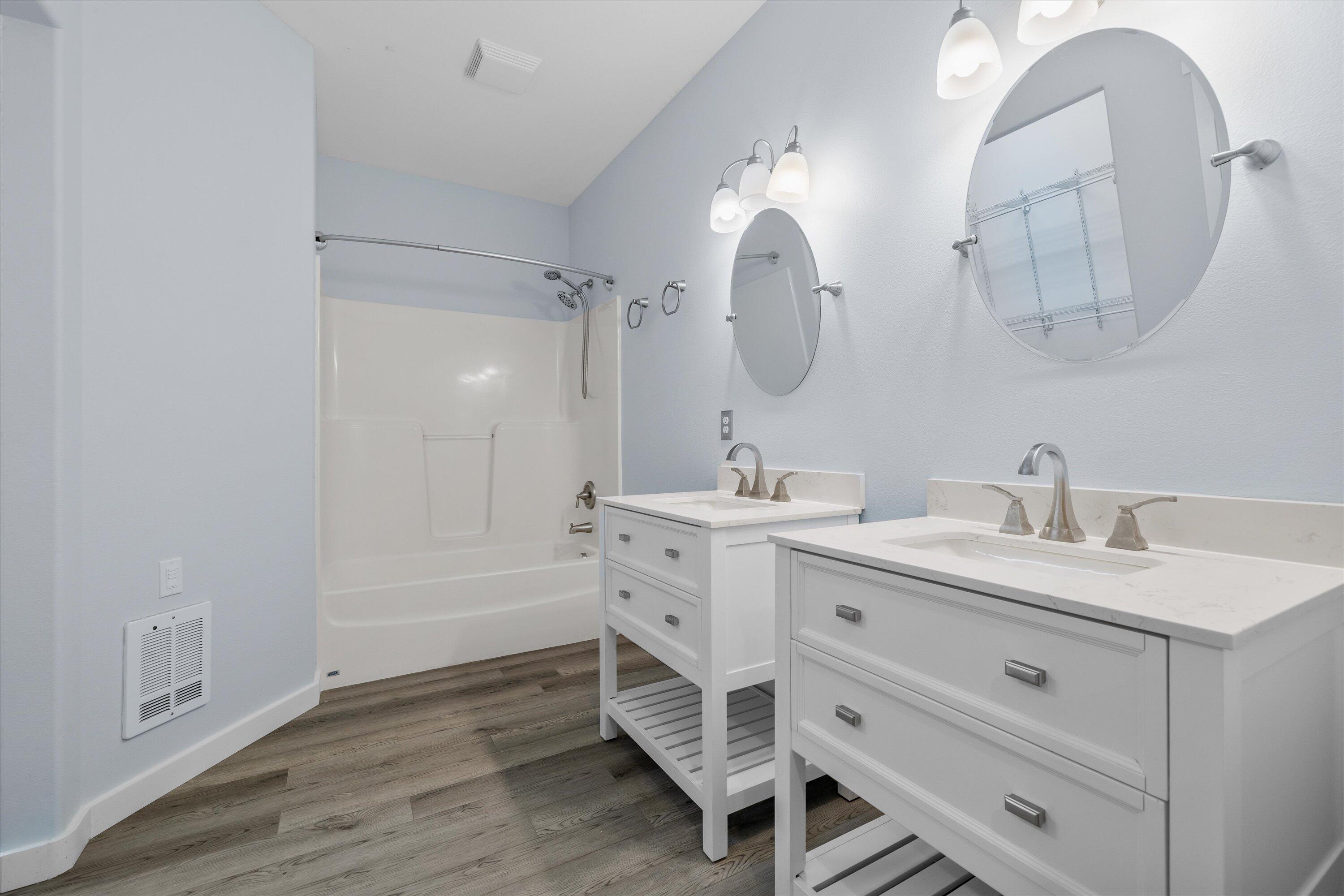 63042 Deschutes Road Bend, OR 97701 - Photo 28 of 58 Primary bathroom