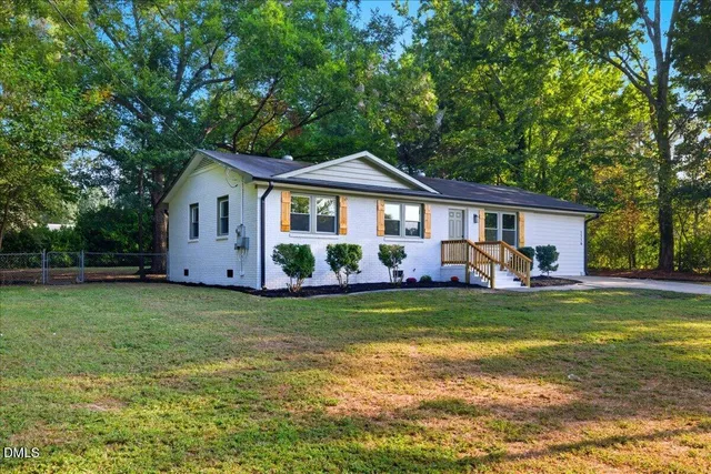 a picture of a wall and white wall