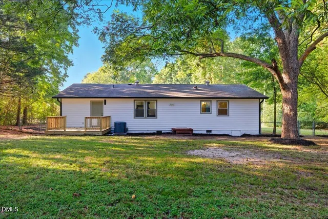 a view of a house with a backyard