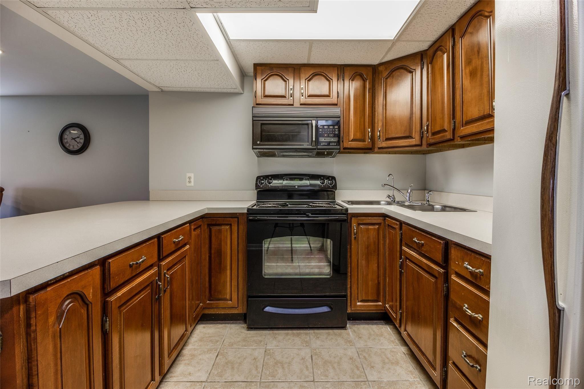 11031 Fenton Road Fenton, MI 48430 - Photo 26 of 37 Kitchen 2 (3 of 4).jpg