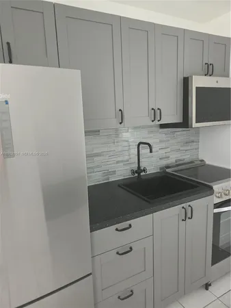 $1,500 | 411 Southeast 3rd Avenue, Unit 3, Hallandale Beach, FL 33009