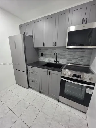 $1,500 | 411 Southeast 3rd Avenue, Unit 3, Hallandale Beach, FL 33009