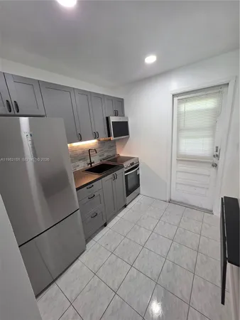 $1,500 | 411 Southeast 3rd Avenue, Unit 3, Hallandale Beach, FL 33009